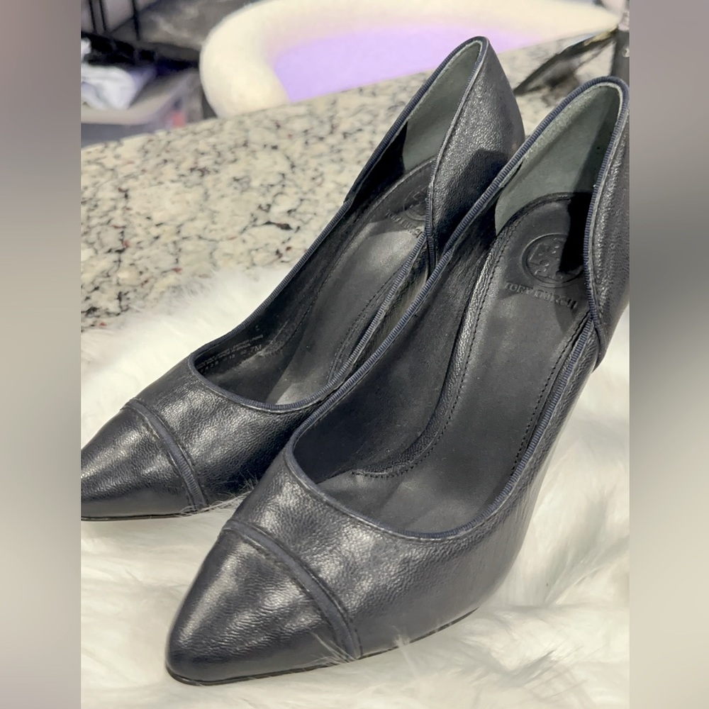 TORY BURCH US Bernice Navy Leather Cap-Toe Pump Heels Gold T-Logo Heels